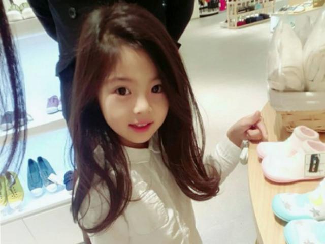 Cô bé 6 tuổi quá đẹp bị nghi dùng app chỉnh ảnh, nhìn mẹ dân tình mới chịu tin