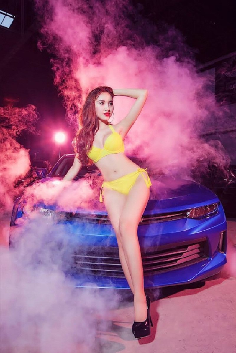 Người đẹp sinh năm 1992 tạo dáng trong bộ ảnh với siêu xe.
