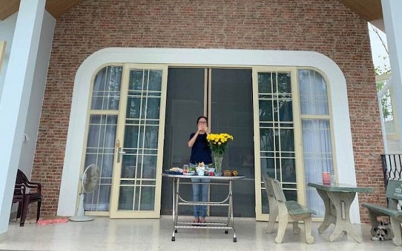 Không xây nhà tầng, nghệ sĩ Kim Xuân làm nhà tựa nhà cấp 4 nhưng vẫn hiện đại, tiện nghi. 
