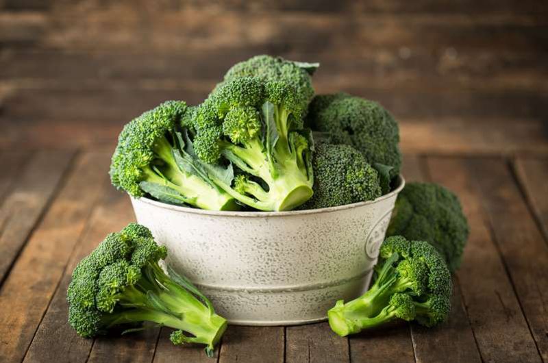 Một nghiên cứu tương tự từ Đại học Columbia đã tìm thấy vitamin B trong bông cải xanh bảo vệ tim khỏi ô nhiễm không khí. Trong khi nghiên cứu khác cho thấy những người ăn bông cải xanh có thể giúp bài tiết độc tố liên quan đến ô nhiễm ozone và bụi. 
