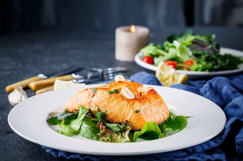 Cá thu, cá hồi, cá mòi và cá hồi đều giàu axit béo omega 3, được chứng minh là bảo vệ cơ thể khỏi viêm - một yếu tố nguy cơ chính của ô nhiễm. 
