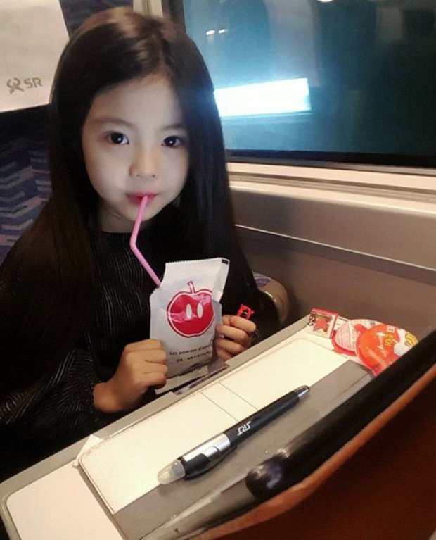 Cô bé 6 tuổi quá đẹp bị nghi dùng app chỉnh ảnh, nhìn mẹ dân tình mới chịu tin - 8