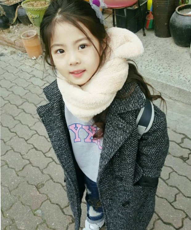Cô bé 6 tuổi quá đẹp bị nghi dùng app chỉnh ảnh, nhìn mẹ dân tình mới chịu tin - 6