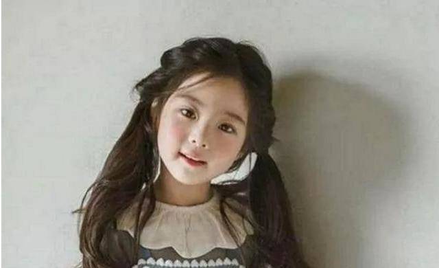 Cô bé 6 tuổi quá đẹp bị nghi dùng app chỉnh ảnh, nhìn mẹ dân tình mới chịu tin - 2