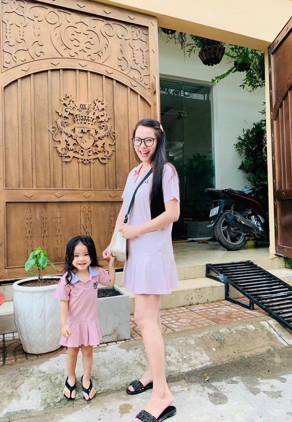 Cùng nhau diện đồ đen đồng điệu, 3 mẹ con Hải Băng trông chẳng khác nào 3 chị em - 8