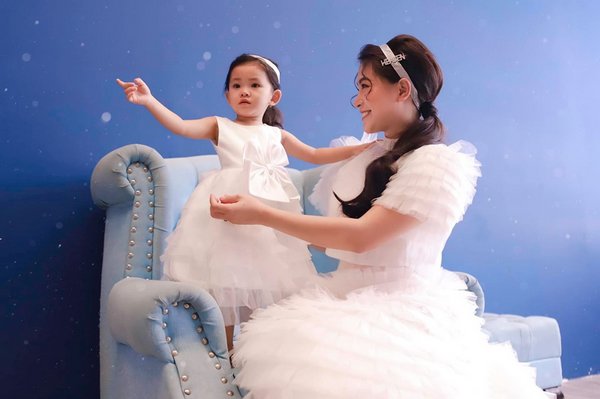 Cùng nhau diện đồ đen đồng điệu, 3 mẹ con Hải Băng trông chẳng khác nào 3 chị em - 7