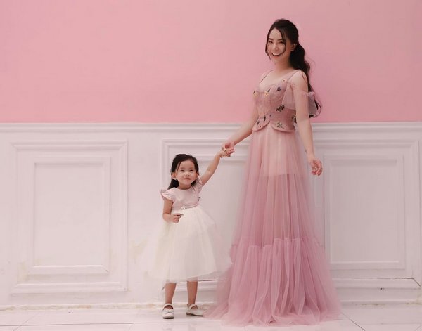 Cùng nhau diện đồ đen đồng điệu, 3 mẹ con Hải Băng trông chẳng khác nào 3 chị em - 6