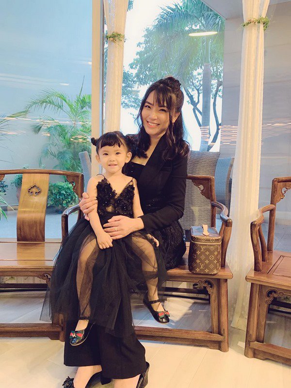 Cùng nhau diện đồ đen đồng điệu, 3 mẹ con Hải Băng trông chẳng khác nào 3 chị em - 3