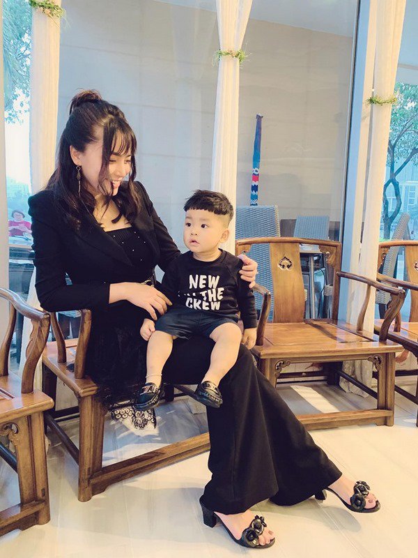 Cùng nhau diện đồ đen đồng điệu, 3 mẹ con Hải Băng trông chẳng khác nào 3 chị em - 4