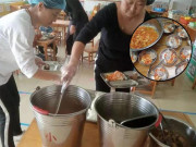Làm mẹ - Con biếng ăn lại nói “Cơm ở trường ngon, ăn 2 bát”, mẹ nhìn ảnh bữa trưa mới thấy lạ