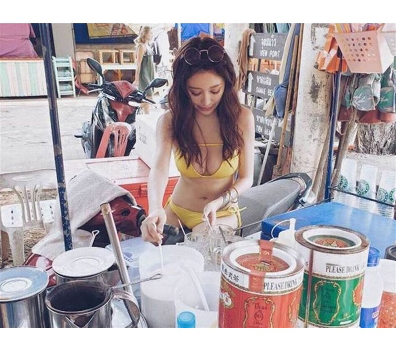 Mới đây, câu chuyện một cô gái diện bikini khoe da hở thịt bán trà sữa tại Thái Lan đã thu hút mạnh mẽ sự chú ý của cộng đồng mạng.
