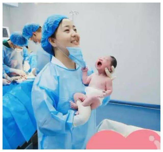 Vừa đẻ, bé sơ sinh đã có hành động nghịch ngợm nữ y tá xinh đẹp khiến bố amp;#34;đứng hìnhamp;#34; - 2