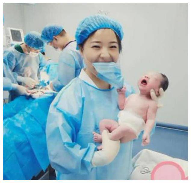 Vừa đẻ, bé sơ sinh đã có hành động nghịch ngợm nữ y tá xinh đẹp khiến bố amp;#34;đứng hìnhamp;#34; - 1