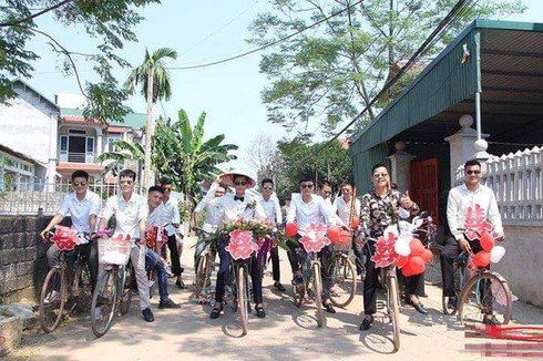 chu re dan hang chuc trai lang dap xe den ruoc vo va phan ung bat ngo cua co dau - 1