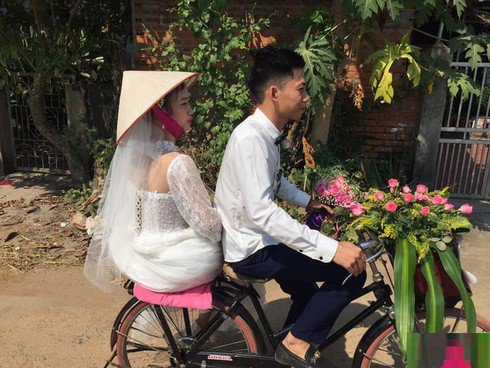 chu re dan hang chuc trai lang dap xe den ruoc vo va phan ung bat ngo cua co dau - 3