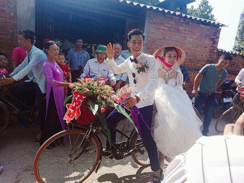 chu re dan hang chuc trai lang dap xe den ruoc vo va phan ung bat ngo cua co dau - 4