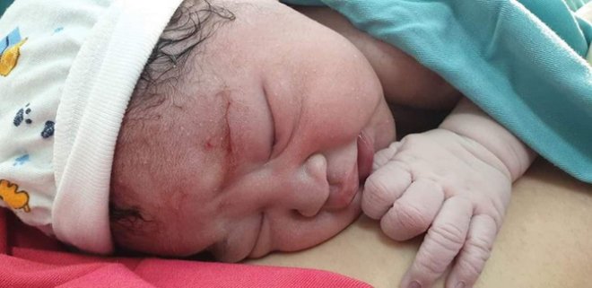 Ca sĩ Bảo Trâm Idol sinh con gái thứ 2, khoảnh khắc rạng rỡ trong phòng sinh là tâm điểm - 2