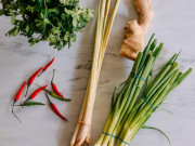 Bếp Eva - Mẹo trữ đông các loại rau gia vị tươi lâu, mở tủ lạnh ra là có, đỡ mất công mua