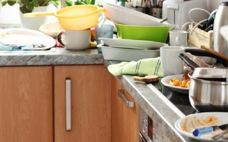 Các loại vật phẩm xếp chồng chất trong nhà bếp không được phân loại, rất dễ sản sinh ra bụi, cũng dễ trở thành nơi trú ngụ của chuột, các loại côn trùng gây bệnh.
