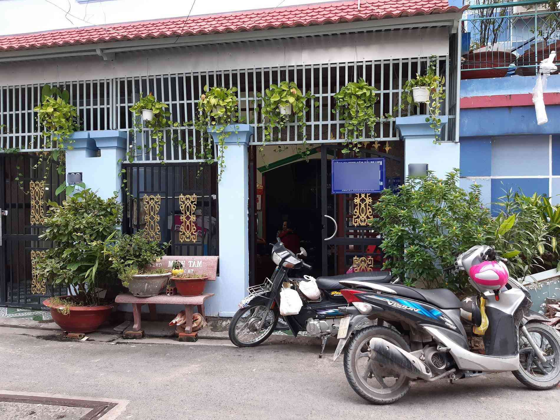 Bà 72 tuổi kể 2 phút kinh hoàng giằng co với tên trộm vào nhà giật túi xách tiền vàng - 1