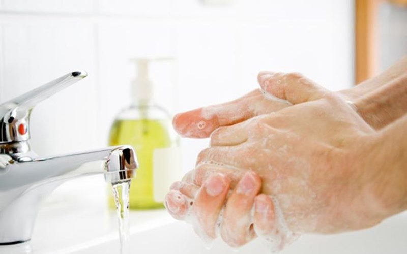 Rửa tay là nguyên tắc cực kỳ quan trọng khi bắt tay vào nấu nướng. Việc không rửa tay sạch sẽ khi nấu ăn sẽ gây ảnh hưởng trực tiếp đến sức khỏe của chúng ta bởi vì đôi tay tiếp xúc nhiều nhất với các thực phẩm.
