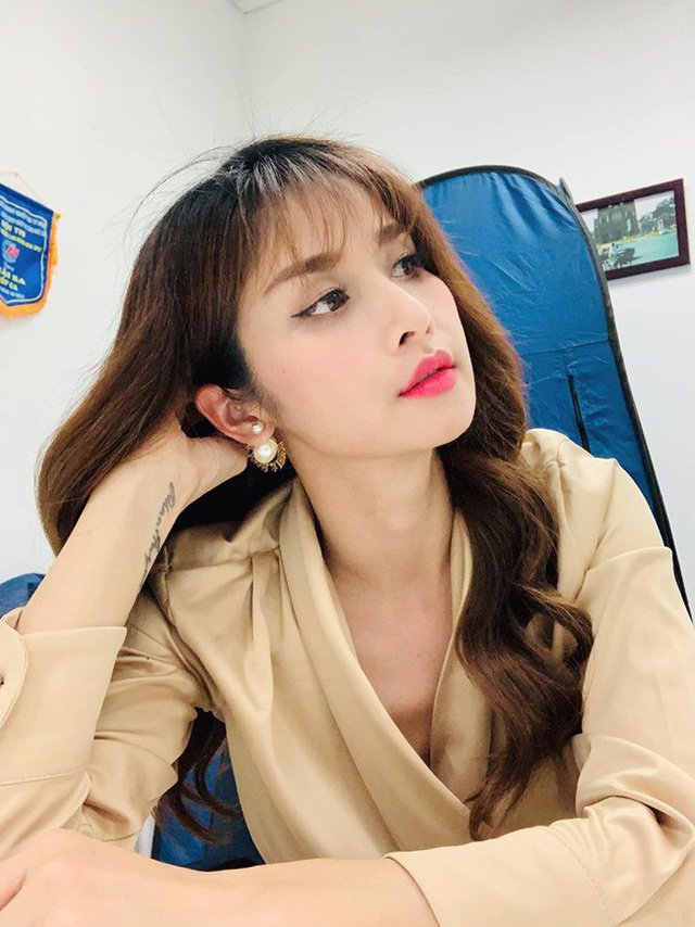 Hạnh Nhi của “Tiếng sét trong mưa” ngoài đời lại là cô vợ cũ gợi cảm của cầu thủ Việt - 5