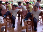 Làm mẹ - Cô giáo gửi ảnh con ngày đầu đi học có hành động lạ, mẹ xem xong không nói nên lời