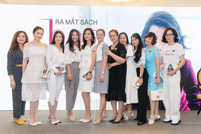 Dàn mẫu thế hệ đầu mừng Vũ Cẩm Nhung ra tự truyện kể về những nỗi đau cuộc đời - 2