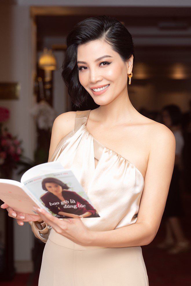 Dàn mẫu thế hệ đầu mừng Vũ Cẩm Nhung ra tự truyện kể về những nỗi đau cuộc đời - 5