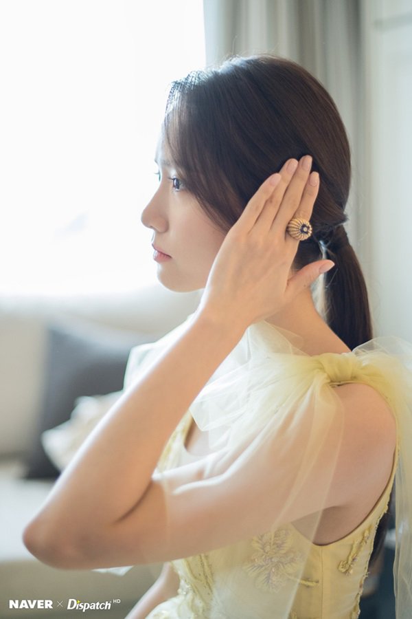 Yoona (SNSD): Từ cô gái ngoan hiền bất ngờ amp;#34;chơi lớnamp;#34; xẻ ngực, vẫn đẹp nghiêng nước nghiêng thành - 6