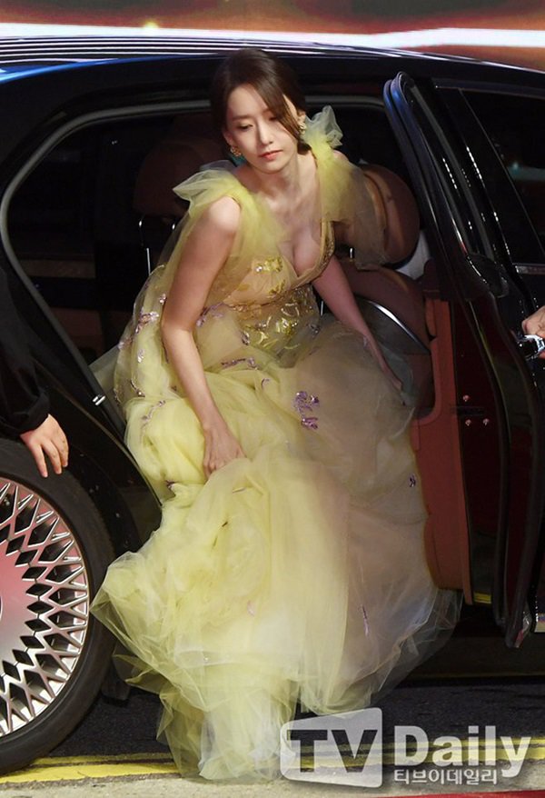 Yoona (SNSD): Từ cô gái ngoan hiền bất ngờ amp;#34;chơi lớnamp;#34; xẻ ngực, vẫn đẹp nghiêng nước nghiêng thành - 1