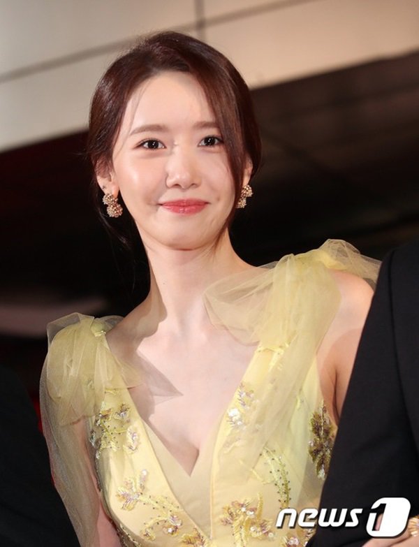 Yoona (SNSD): Từ cô gái ngoan hiền bất ngờ amp;#34;chơi lớnamp;#34; xẻ ngực, vẫn đẹp nghiêng nước nghiêng thành - 2