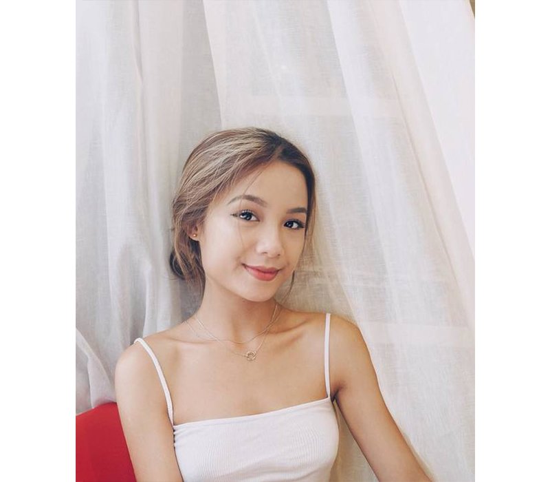 Bạn gái cũ của Thành Phạm có tên thật là Lê Trúc Anh, sinh năm 1998. Cô nàng ghi điểm trong mắt dân tình với gương mặt xinh đẹp, sắc xảo cùng những nét tây tây cực cuốn hút.
