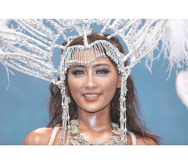 Hình ảnh đặc trưng của vùng đất Brazil chính là những cô gái vũ hội carnival nóng bỏng. Theo đó, một đôi mắt sâu hun hút và làn da nâu bóng chính là những yếu tố làm nên vẻ đẹp đặc trưng của phụ nữ vùng đất này. 
