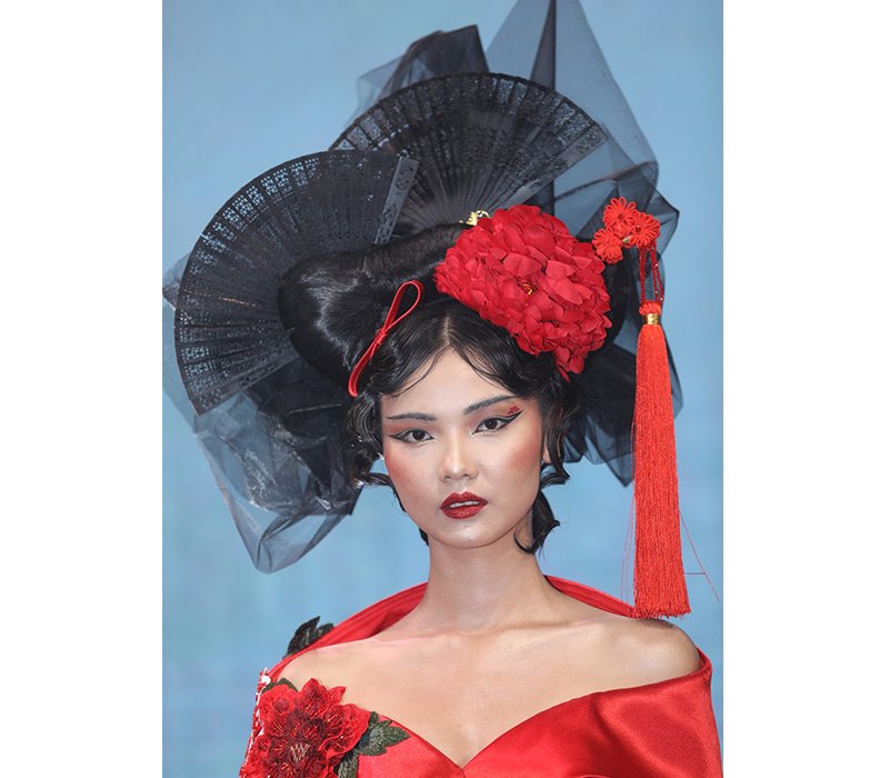 Cô gái Trung Hoa toát lên vẻ đẹp kiêu sa, đậm chất văn hóa xưa trong kiểu tóc mái tôn đặc trưng cùng layout makeup nhấn vào đôi môi đỏ và kiểu vẻ mắt sắc. 
