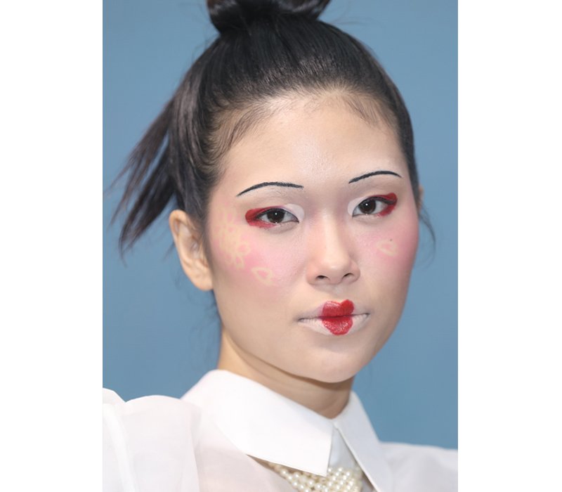 Phong cách trang điểm Nhật Bản với đôi môi trái tim đỏ mọng đặc trưng và đôi chân mày siêu mảnh khó mà trộn lẫn vào đâu. Bên cạnh đó, mái tóc phải được búi kĩ lưỡng với các phụ kiện trang trí tinh xảo.
