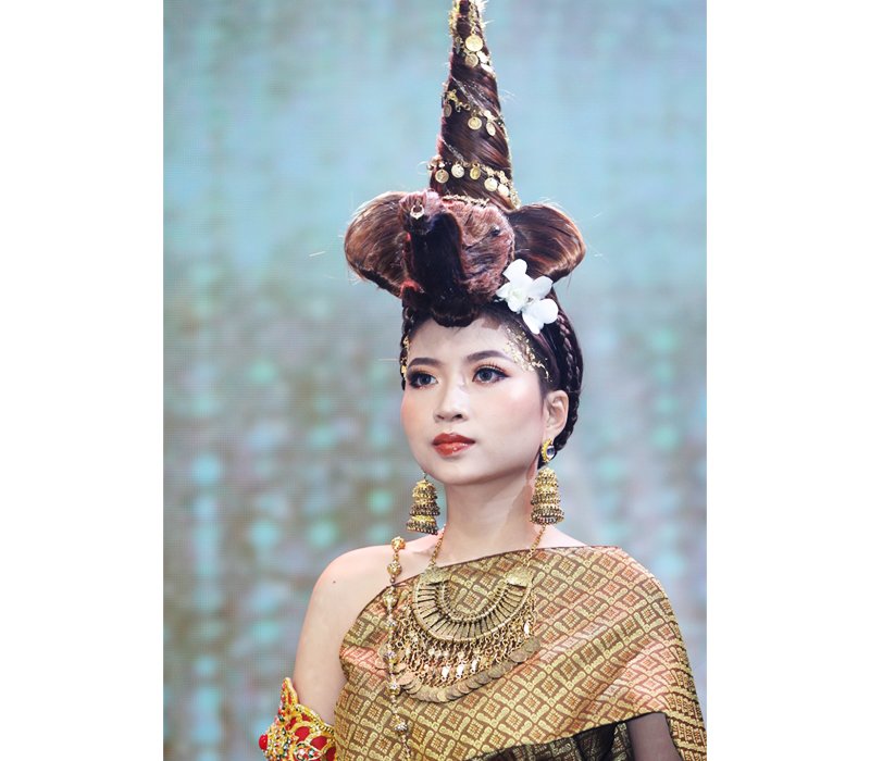 Đối với phong cách trang điểm Thái Lan, một đôi mắt được tô vẽ cầu kì, sắc sảo chính là yếu tố chính làm nên sự thành công của layout makeup này. Kiểu tóc dựng thẳng đứng cũng phần nào tượng trưng cho tên gọi Xứ sở chùa Vàng của quốc gia này. 
