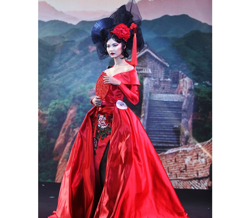 Do đó, người hâm mộ không khỏi ấn tượng trước những màn sải chân của các người mẫu đại diện cho từng nên văn hóa khác nhau với phục sức đầy lộng lẫy. Cô gái Trung Hoa khoác lên mình bộ cánh đỏ rực chính là một trong những nhân vật thu hút ánh nhìn của công chúng. 
