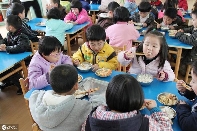 Con 4 tuổi đi mẫu giáo nửa tháng sụt 3kg, mẹ đòi kiện thì bị cô nói cho “muối mặt” - 3