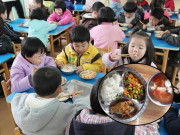 Làm mẹ - Con 4 tuổi đi mẫu giáo nửa tháng sụt 3kg, mẹ đòi kiện thì bị cô nói cho “muối mặt”