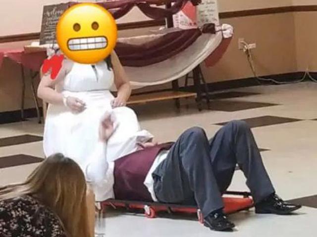 Chú rể ngậm đèn pin rúc xuống váy cô dâu để soi, khách mời choáng nặng