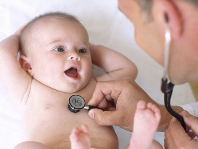 Trẻ sơ sinh thở khò khè như có đờm phải làm sao?