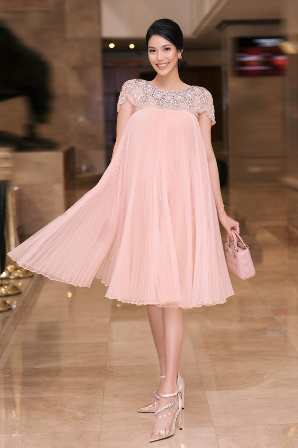 Bầu 9 tháng vượt mặt, Lan Khuê vẫn can đảm đi trên đôi giày cao chót vót - 1