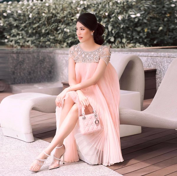 Bầu 9 tháng vượt mặt, Lan Khuê vẫn can đảm đi trên đôi giày cao chót vót - 3