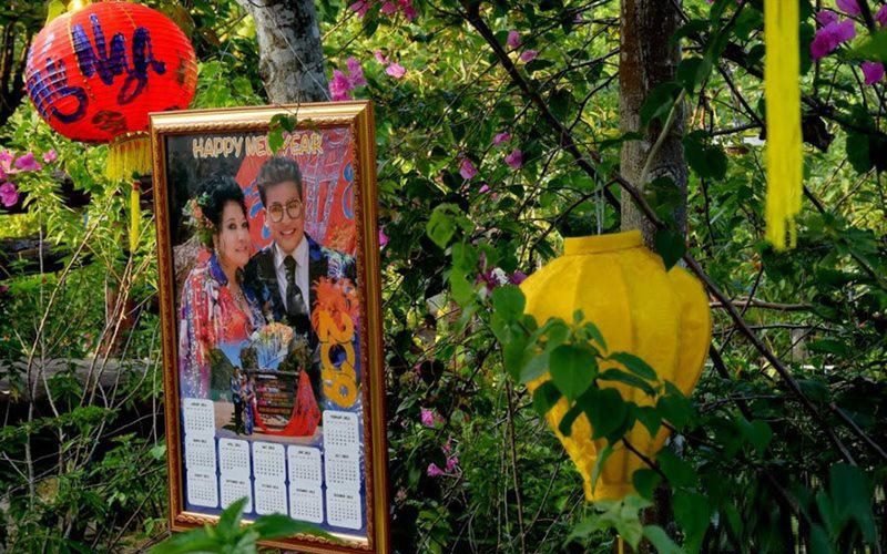Thậm chí vợ chồng Thanh Bạch còn mang ảnh cưới, ảnh chụp chung ra vườn treo. 

