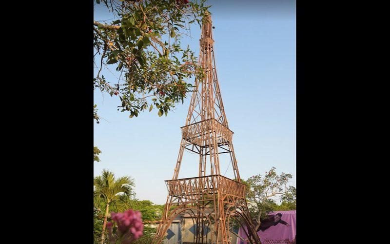 Một góc khác, mô hình mô phỏng lại tháp Eiffel nổi bật giữa nhà vườn.
