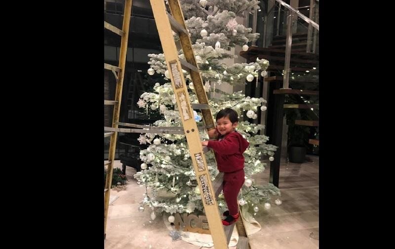 Bên trong nhà đủ sức đặt 1 cây thông cỡ to cho ngày Giáng sinh, năm ngoái Thiên Từ đã vô cùng thích thú với cây thông trang trí này. 
