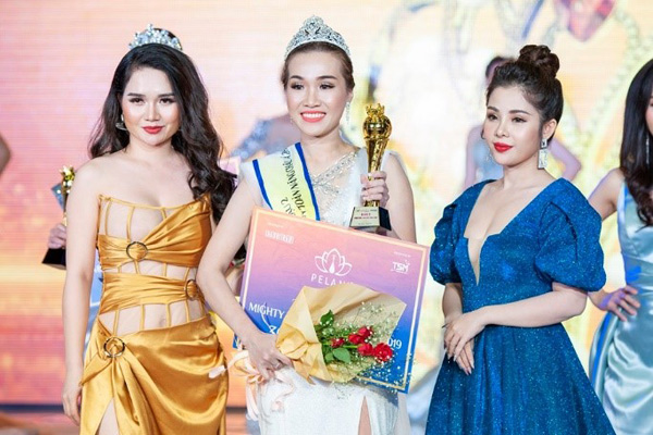 a hau 2 hoa hau doanh nhan toan nang chau a 2019 da goi ten lee yu jin - 3