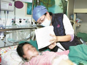 Bà bầu - Oằn mình trên bàn đẻ mà không thể la hét, mẹ rơi nước mắt nhìn tờ giấy y tá đưa