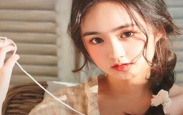 o lai tang ca cung ban gai ngoan hien, toi hoang hon nghe tieng ren la trong phong giam doc - 1